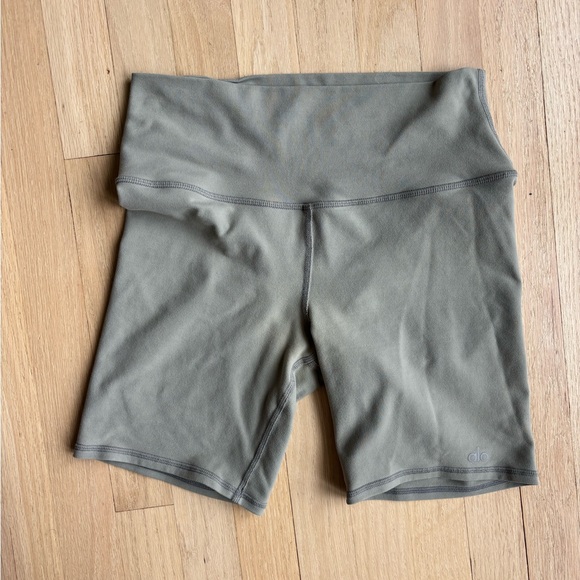 Seamless High Waist Ali Yoga Biker Short- Sterling - Picture 6 of 7